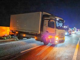 Bakwagen met aanhanger schaart op A37 bij Hoogeveen