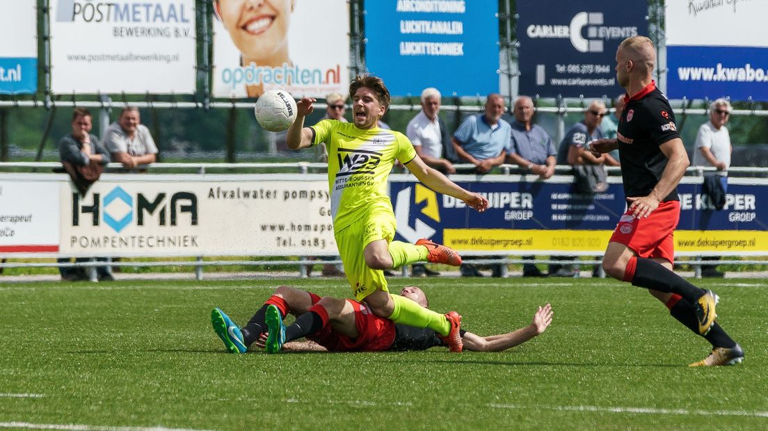 Bram Leroy (Hoek) wordt ten val gebracht in de wedstrijd tegen SteDoCo