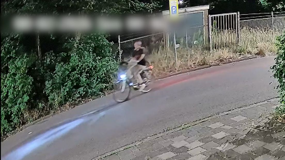 De politie zoekt deze fietser voor brandstichting.