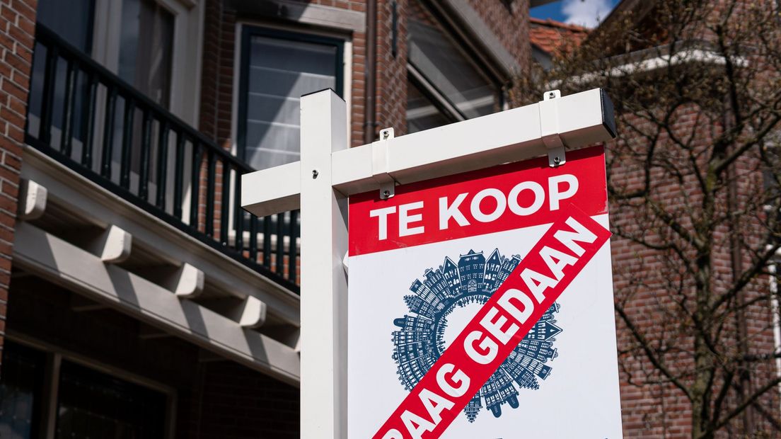 Ter illustratie: een verkoopbord van een makelaar