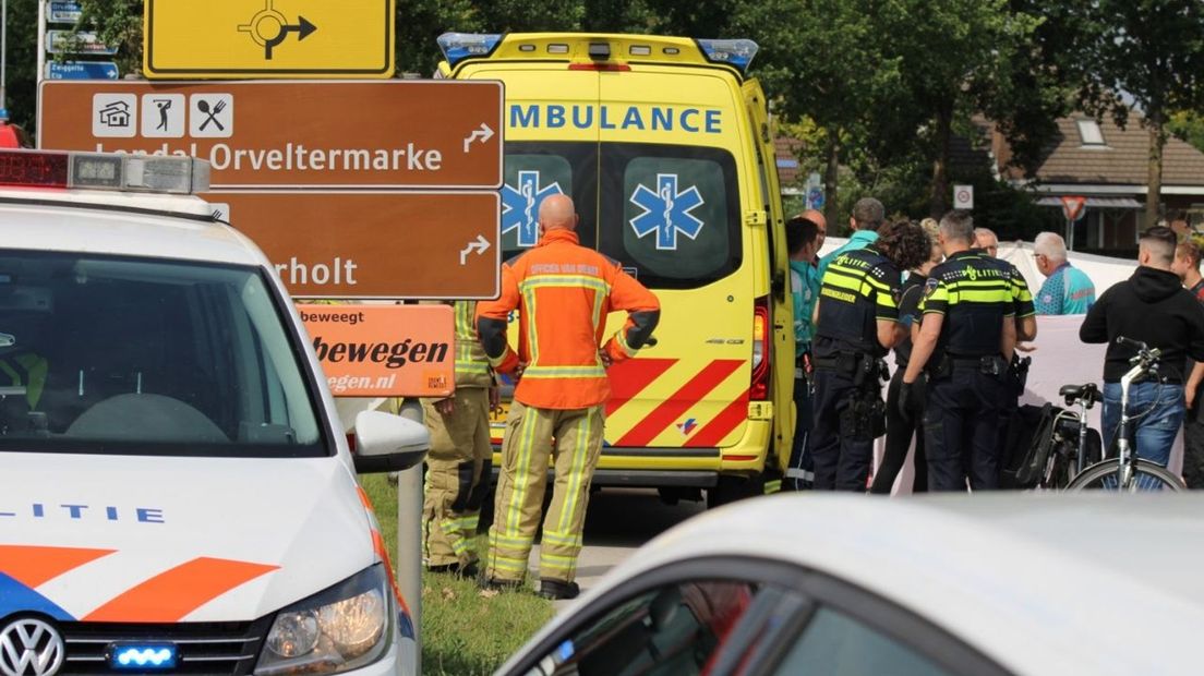 Hulpdiensten op de Hoogeveenscheweg en het naastgelegen fietspad