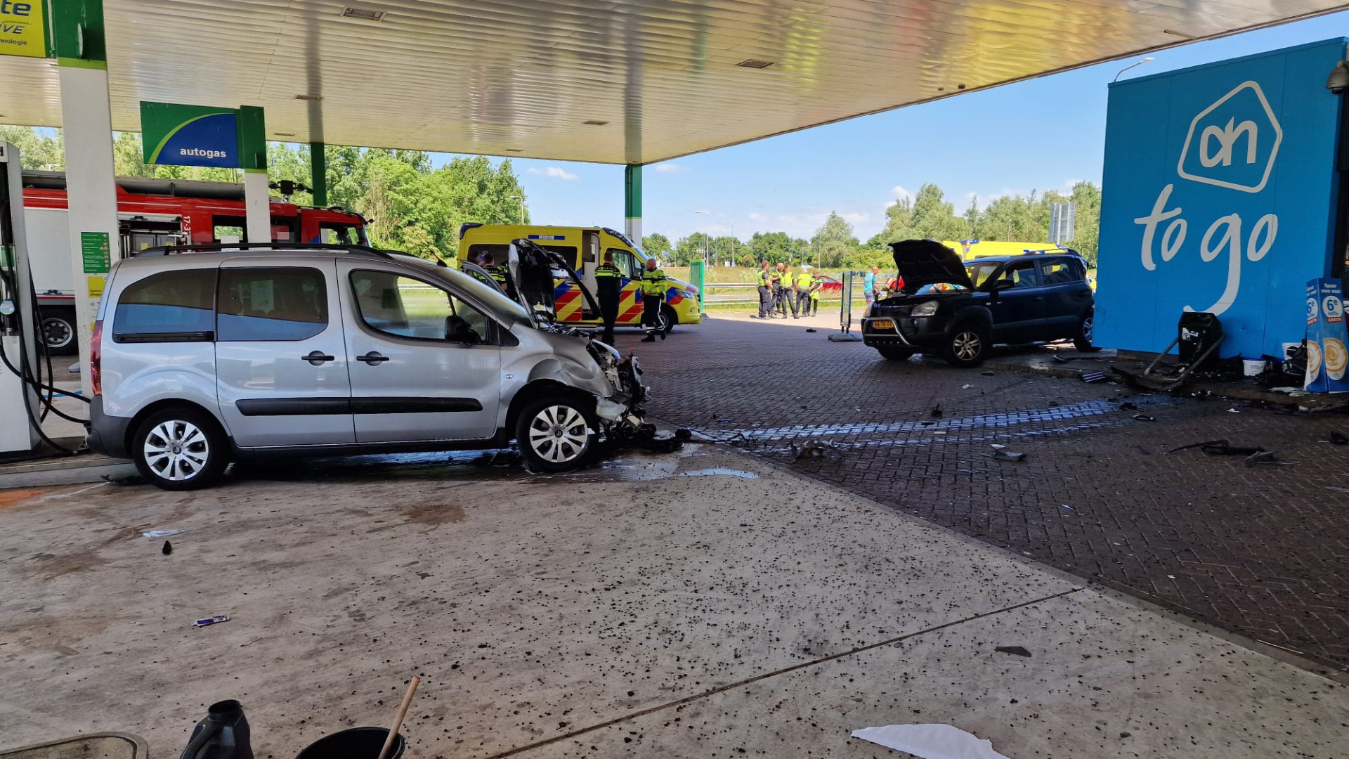 De ravage bij het tankstation is groot.