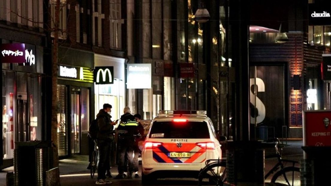 De politie controleert op naleving van de avondklok in Enschede