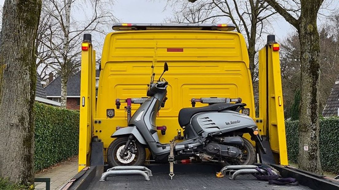 De politie doorzocht de huizen van de verdachten en nam onder meer een scooter in beslag.