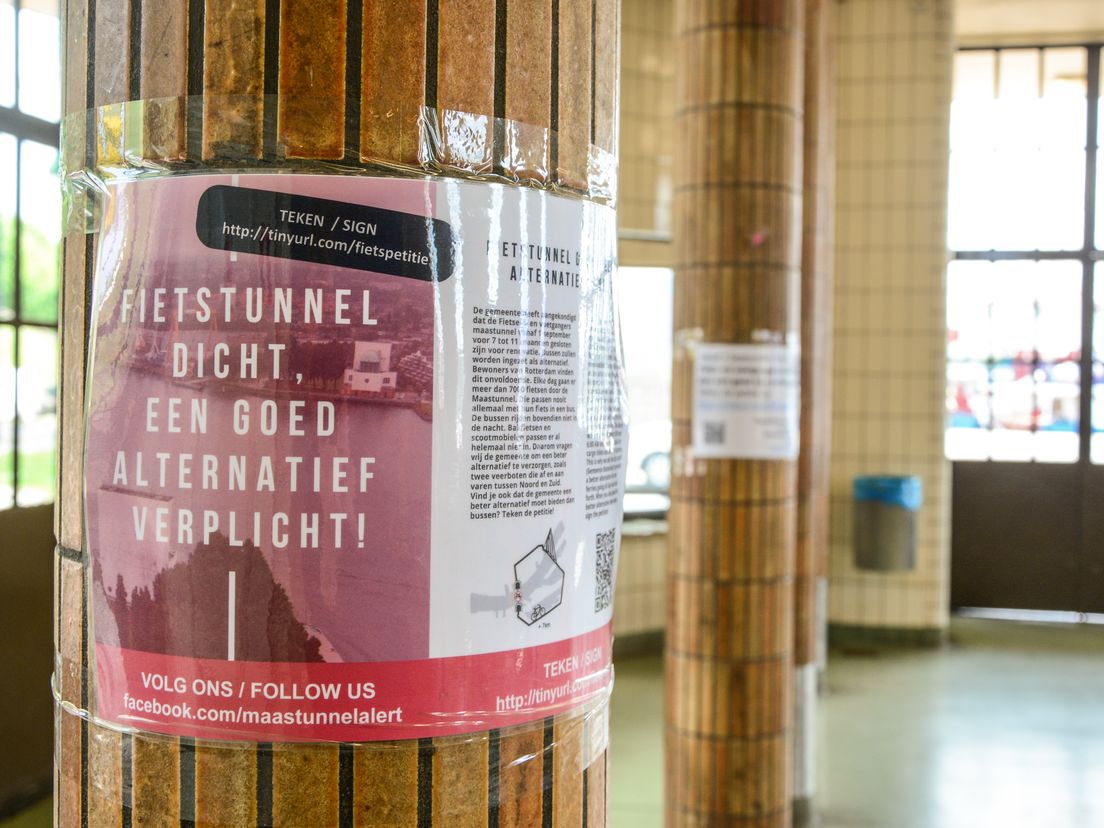 Pamfletten voor petitie hangen overal in de tunnel