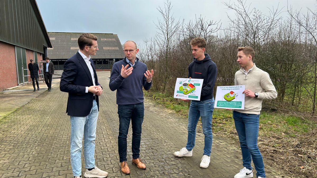 Landbouwminister Van Essen op eerste werkbezoek bij melkveehouderij in Markelo