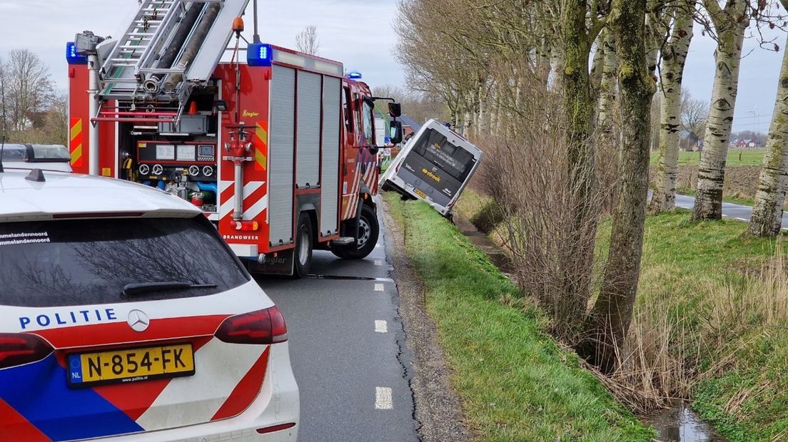 De weggezakte bus bij Bierum