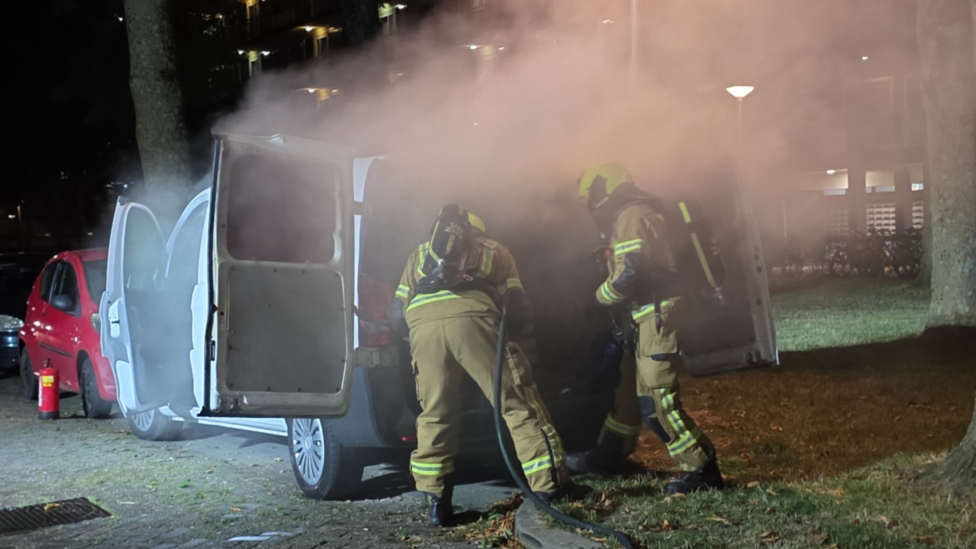 De brandweer blust de barbecue in de bestelbus