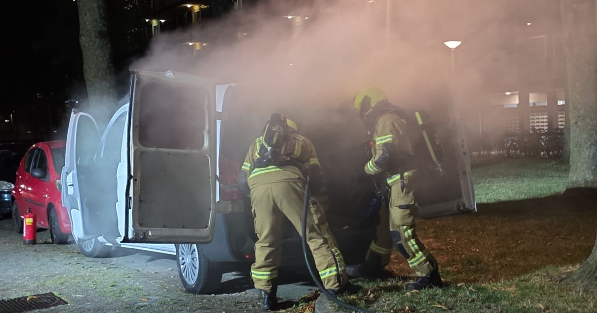 Barbecue vliegt in brand in geparkeerde bestelbus