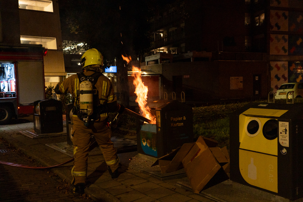 De vlammen sloegen uit de container.