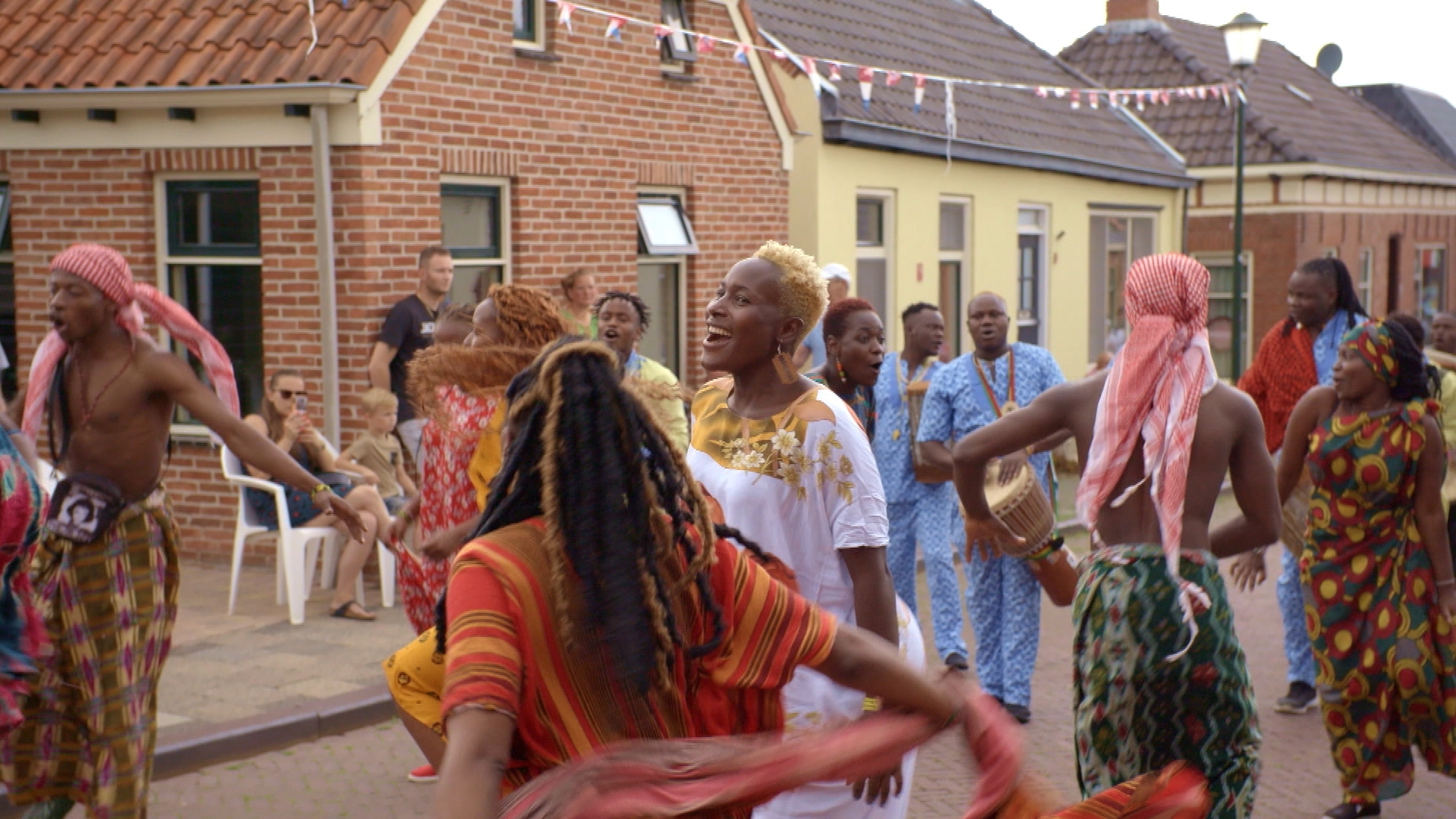 Dansers in de straten van Warffum