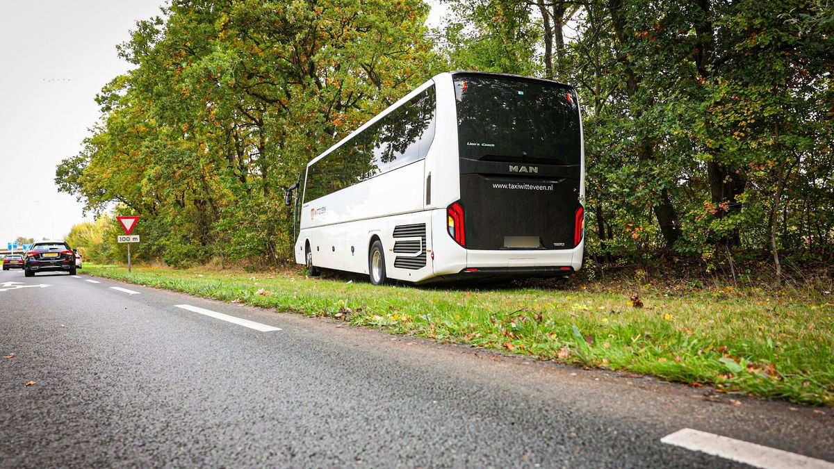 Auto in recreatiegebied bij Leeuwarden uitgebrand | Bus raakt bij Drachten van de weg