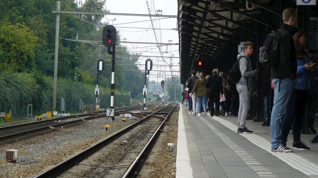 Minder treinen; reizigers op station Almelo