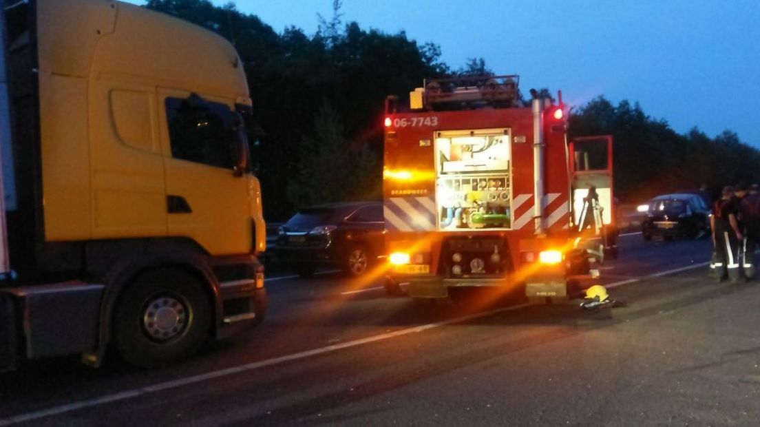 Bij een ongeluk op de A1 van Apeldoorn naar Hengelo zijn woensdagavond vier gewonden gevallen. Dat meldt de politie. Na de botsing lagen her en der brokstukken op de weg. De weg was tot na middernacht dicht en verkeer werd omgeleid.