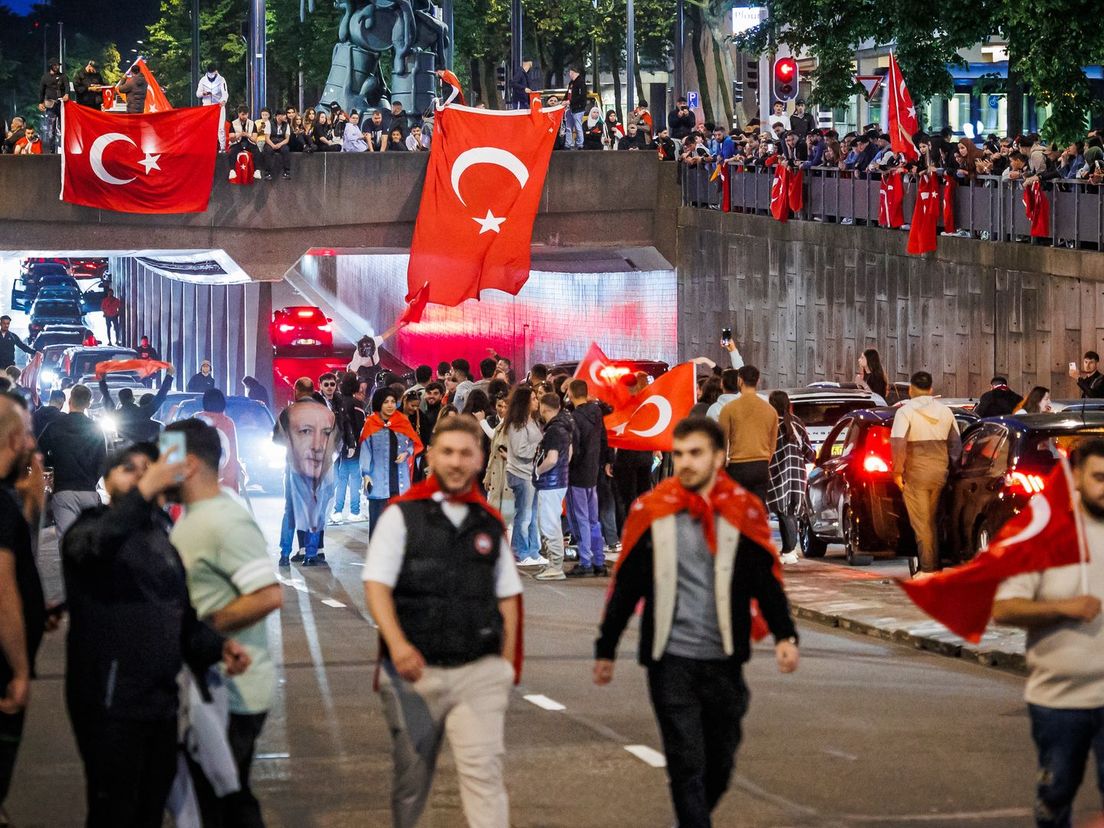 Turkse Rotterdammers op de Westblaak na de verkiezingswinst van president Erdogan