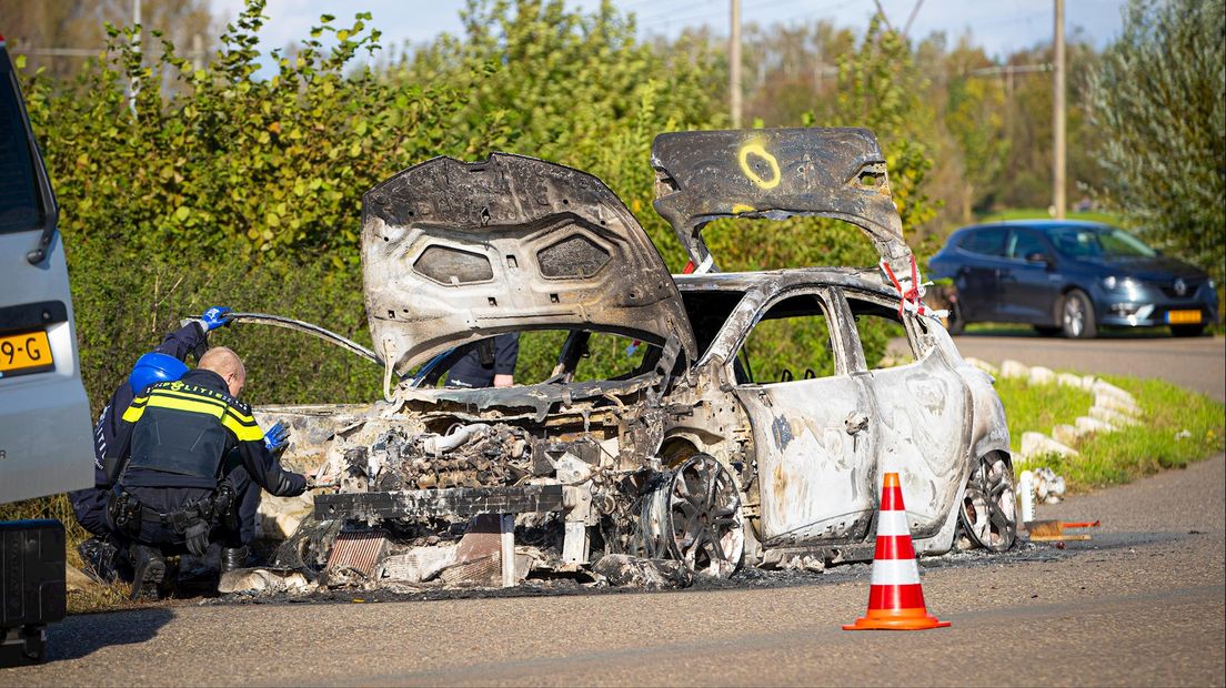 Politie onderzoek uitgebrande auto in Zwolle