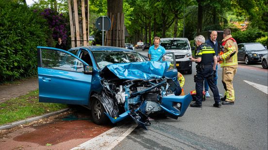 Auto botst op trolleymast • gaslek in Arnhem