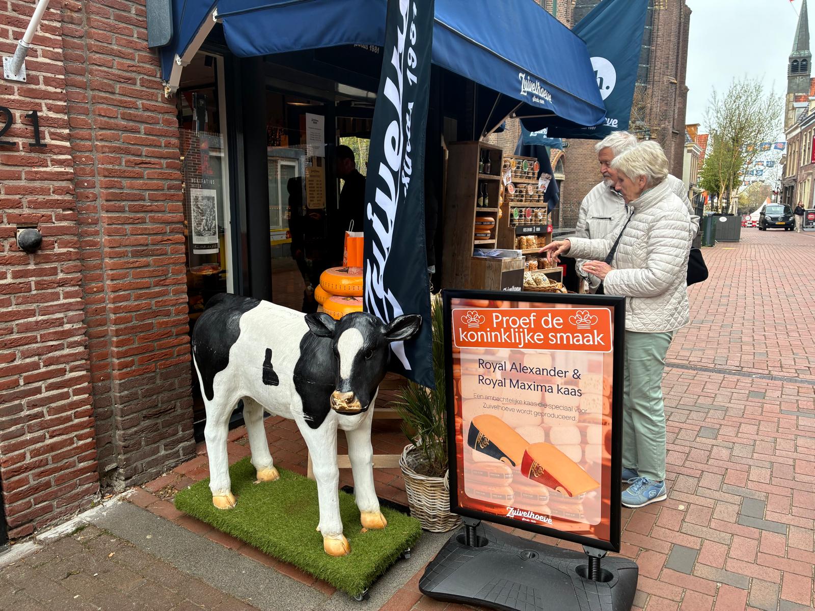 Keningsdeifersieringen yn 'e binnenstêd | Foto-ekspoysje oer keninklike besites yn Dokkum