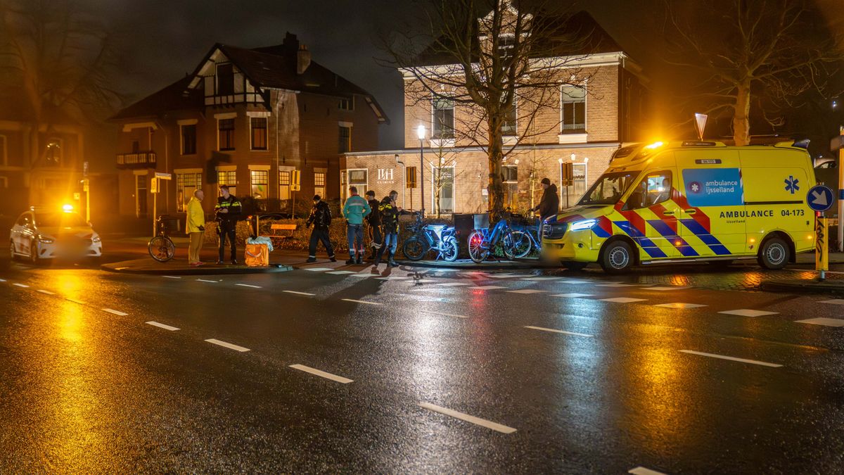 Maaltijdbezorger gewond bij aanrijding in Deventer, auto rijdt door