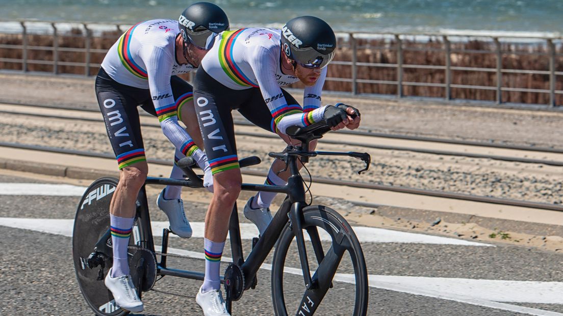 Vincent ter Schure (links) op de tandem