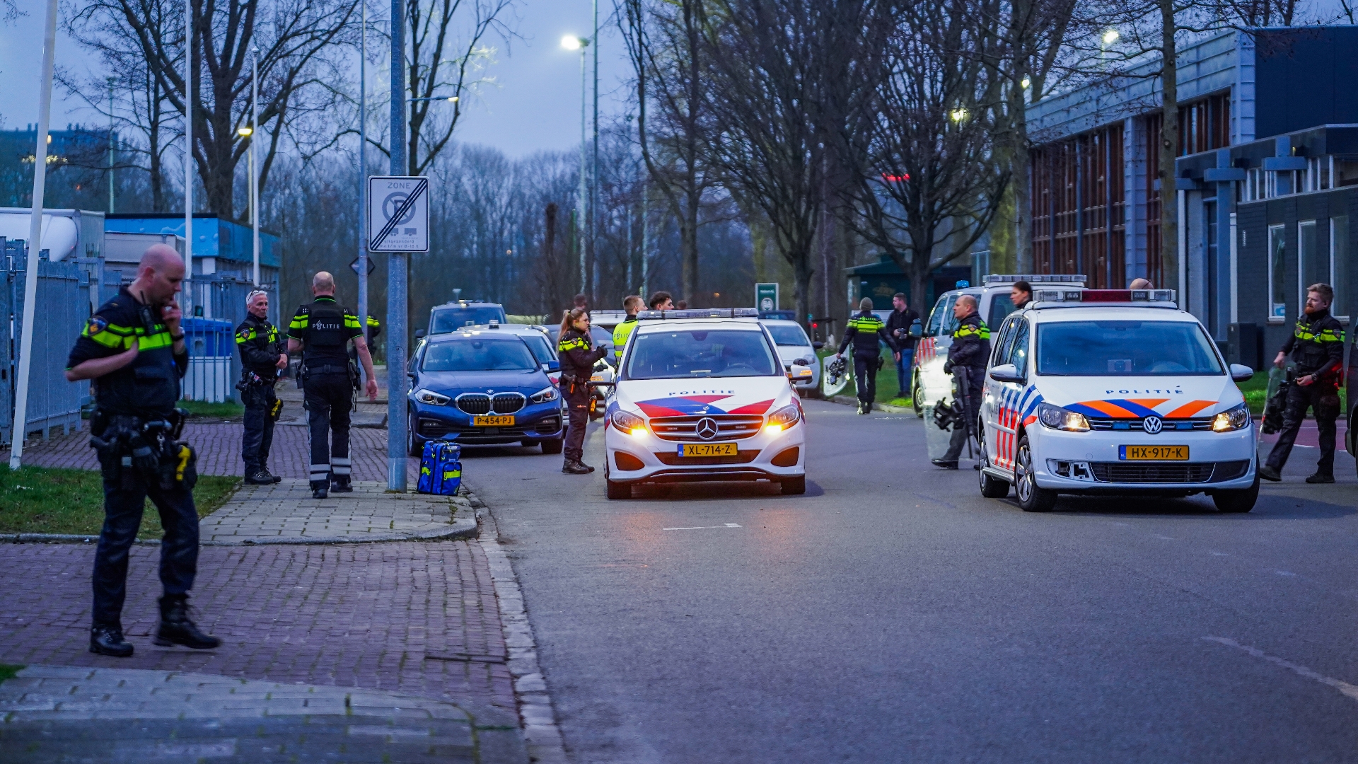 112-nieuws: Vier mensen aangehouden bij COA-locatie in Stad afgelopen maandag • Politiewagen betrokken bij ongeluk in Stad