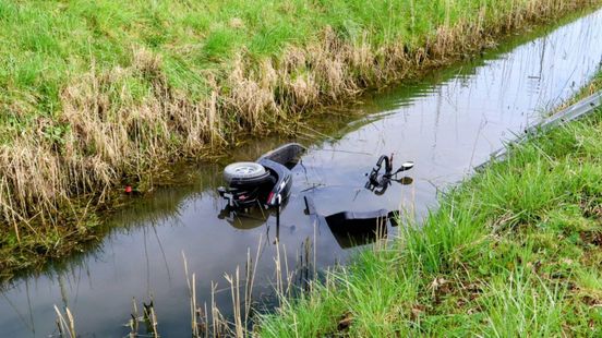 Man met scootmobiel in sloot • brand in woning