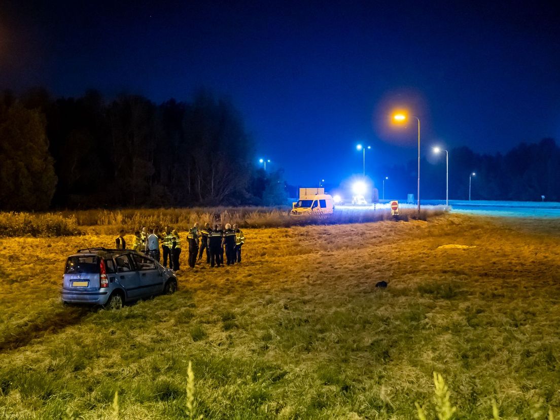 De auto kwam in de berm naast de afslag terecht