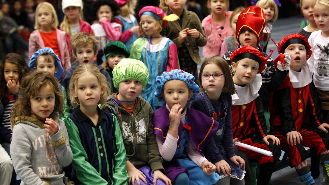 Moeten scholen nog een Sinterklaasfeest organiseren? (Rechten: ANP/Bas Czerwinski)