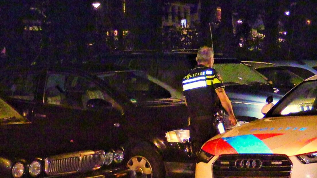 Auto van Duitse man weggesleept voor sporenonderzoek door de politie