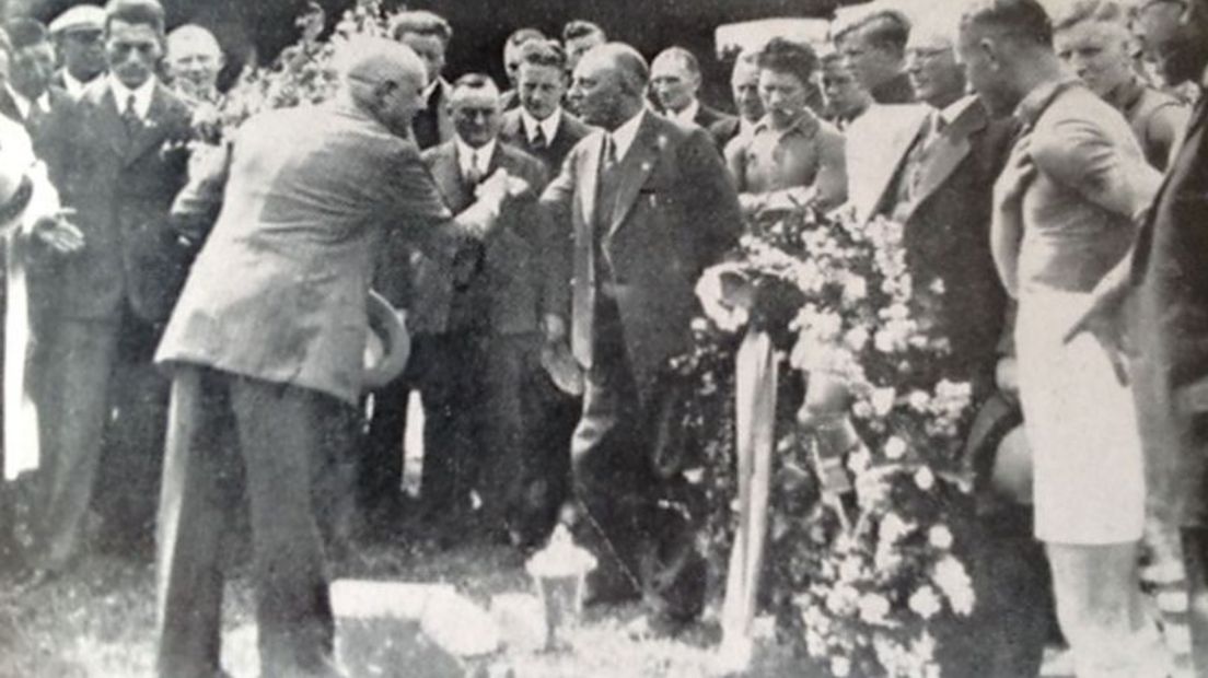 De uitreiking van de Holdert-beker aan Velocitas in 1934