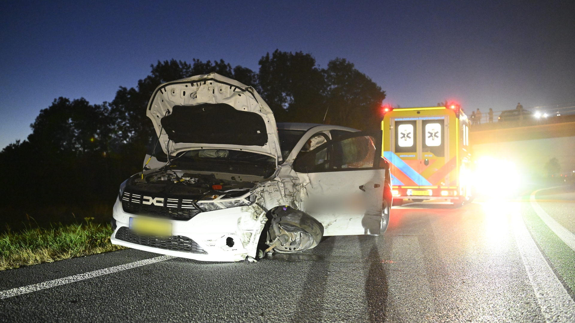 112-nieuws: Taxi brandt volledig uit in de Eemshaven • N33 afgesloten na aanrijding • Ongelukken op N7