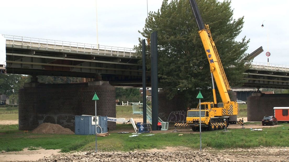 Het eerste trapdeel staat inmiddels onder de Wilhelminabrug