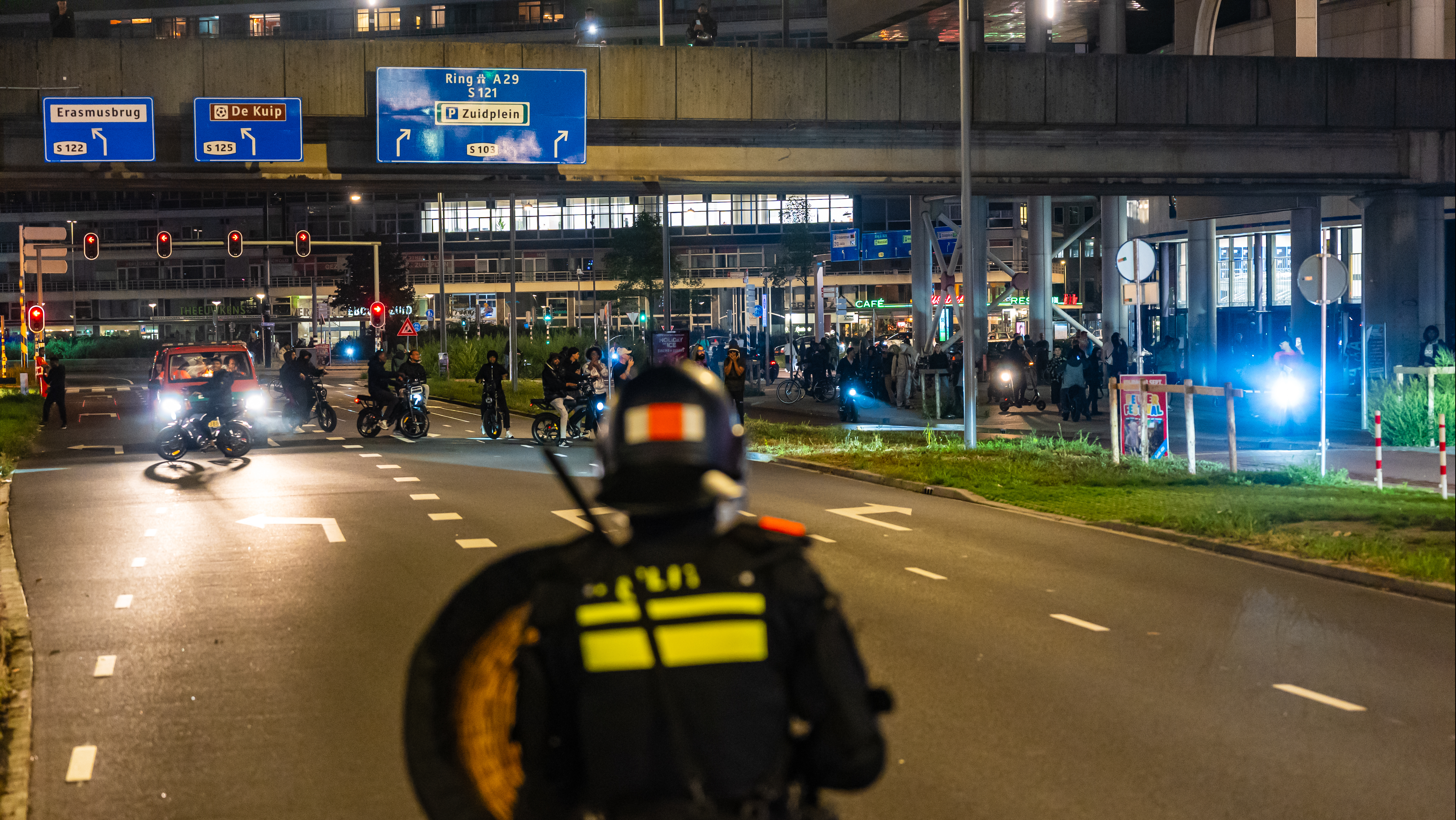 Na meerdere charges van de Mobiele Eenheid werd de rust bij politiebureau Zuidplein hersteld