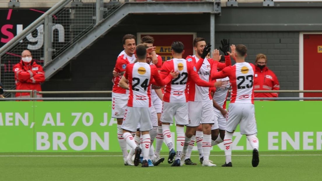 FC Emmen viert de eerste van drie treffers tegen RKC