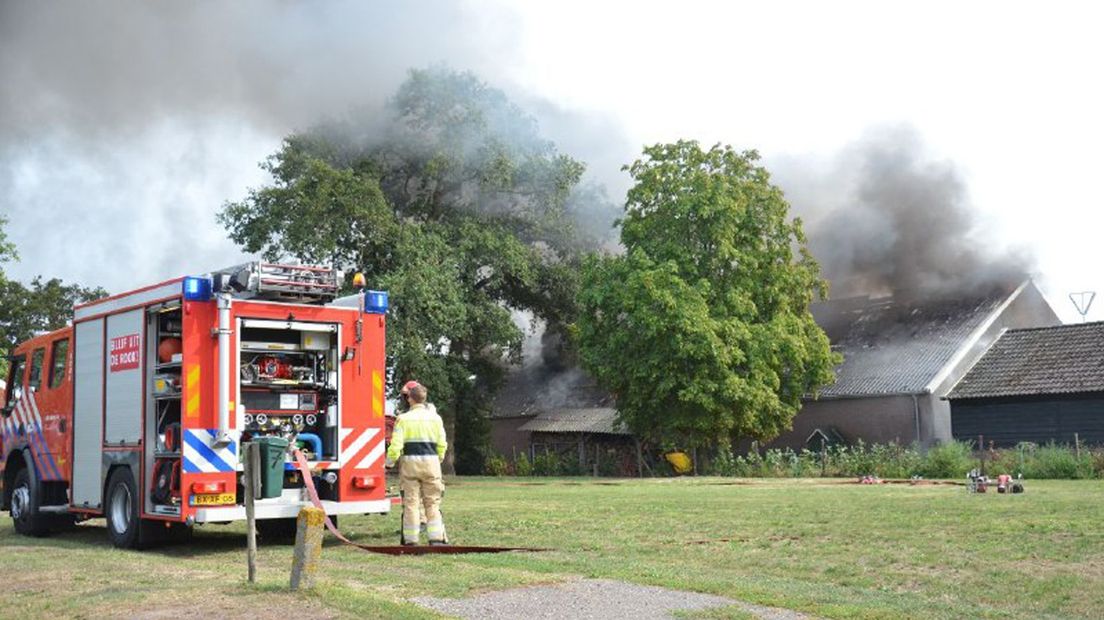 Brandweerlieden bestrijden de uitslaande brand in Onstwedde.