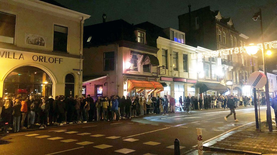 Bij cafés en clubs is het in Utrecht op vrijdagavond opvallend druk