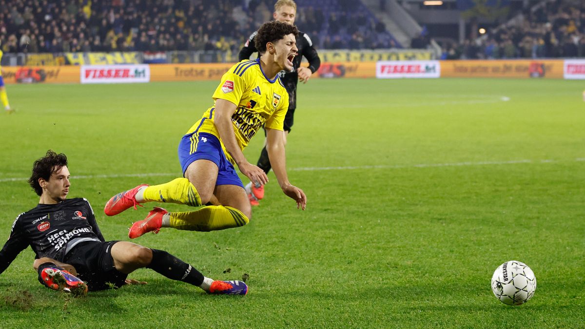 Scheidsrechter Kooij geeft fout in slotfase toe aan Henk de Jong: 