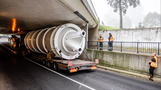 Vrachtwagen met grote opslagtank muurvast in tunnel