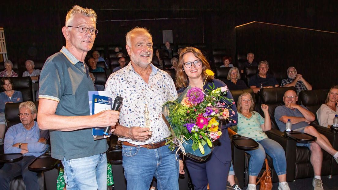 Theo Holleboom, in het midden, is de 2000e bezoeker van de populaire documentaire De Steenwijker Toren. Links voorzitter Bé Puister van de Historische Vereniging Steenwijk en rechts Nienke van Scheepen van de bioscoop in Steenwijk