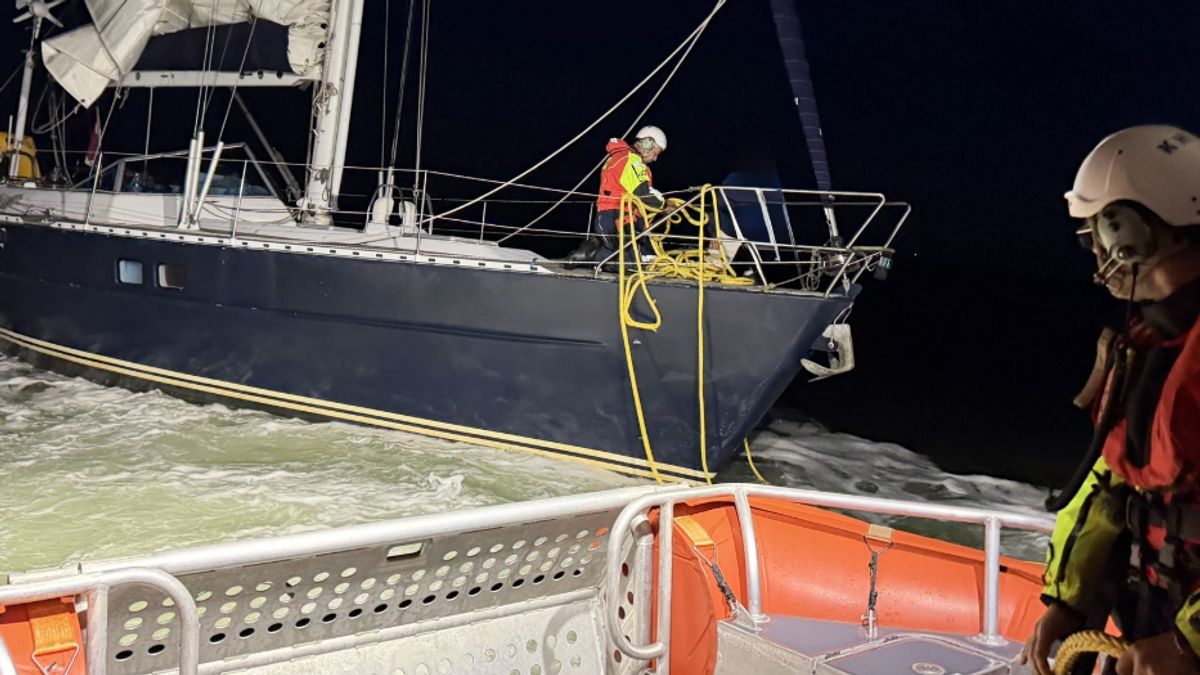 KNRM brengt zeilboot met motorproblemen naar Lauwersoog