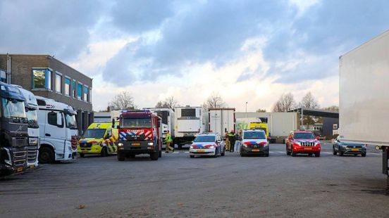 Brandweer bevrijdt slachtoffer bedrijfsongeval slachterij