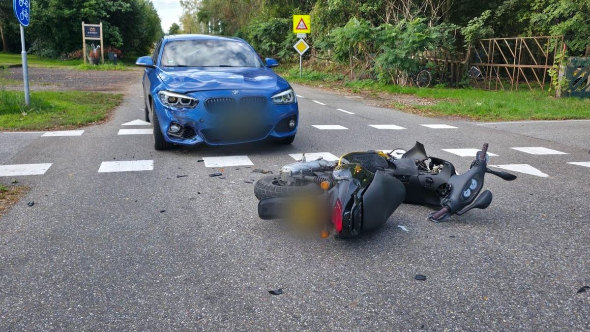 Auto en scooter botsen op kruising in Doetinchem