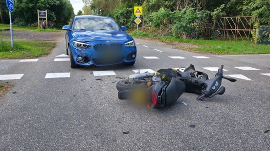 Auto en scooter botsen op kruising in Doetinchem