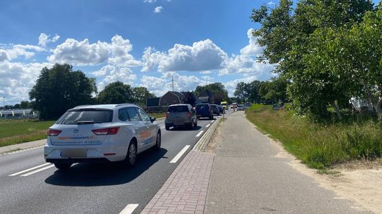 Fietser aangereden, N738 tussen Weerselo en Deurningen dicht. Fietser aangereden, N738 tussen Weerselo en Deurningen dicht.