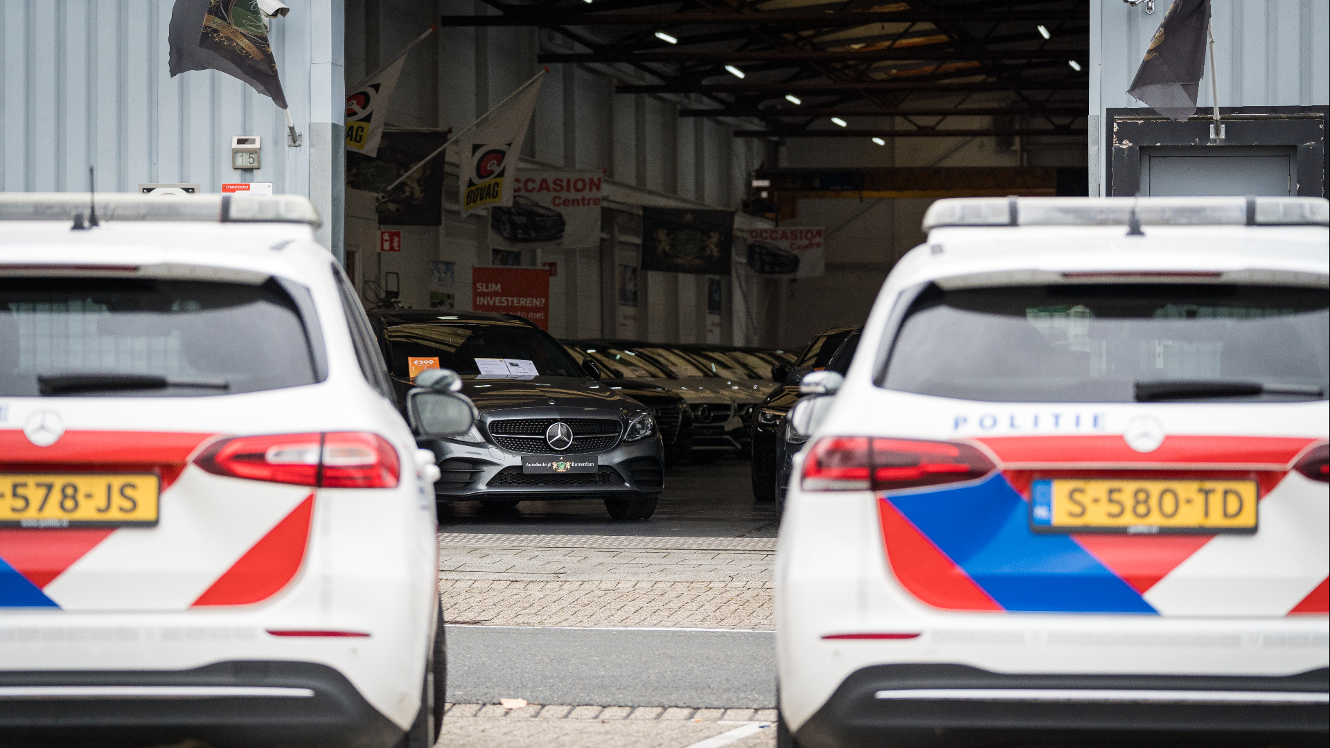 Het autobedrijf werd op klaarlichte dag overvallen.