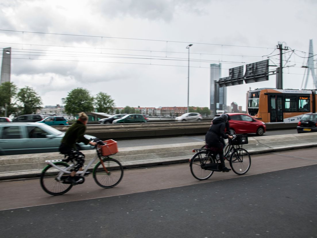 Tegen de wind in fietsen op de Erasmusbrug - Foto : Leanne Gerritsen