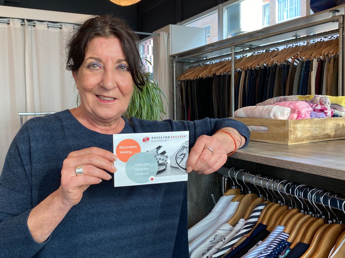 Winkelmanager Nettie Immink met inschrijfkaart voor klanten van de Voedselbank voor kledingpakket voor en bijzonder moment