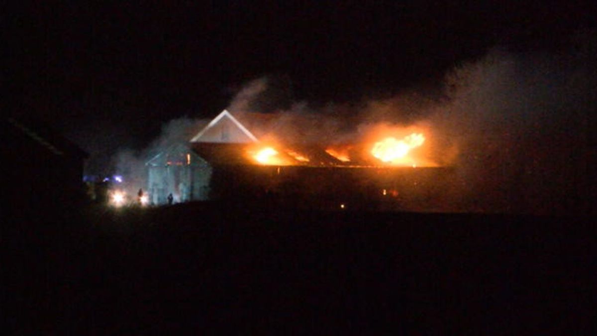 Grote brand in landbouwschuur in Kats