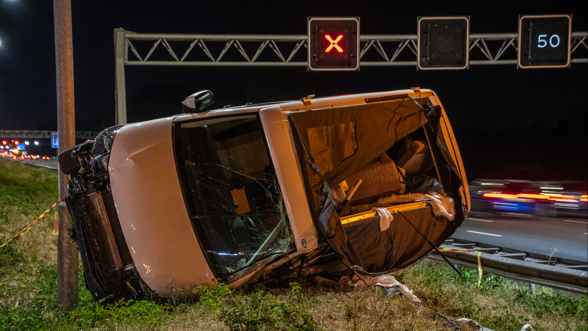 25 automobilisten bekeurd na filmen ongeluk met camperbusje op de A12
