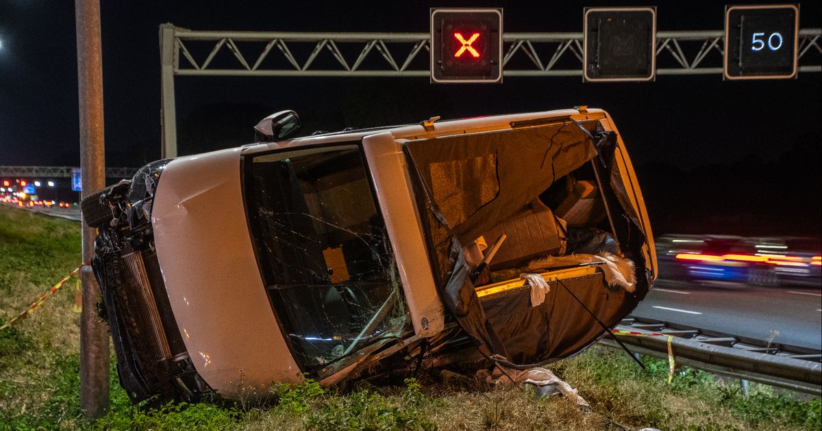 Een camperbusje is gisteravond op de A12 over de kop geslagen. Daarbij raakte…